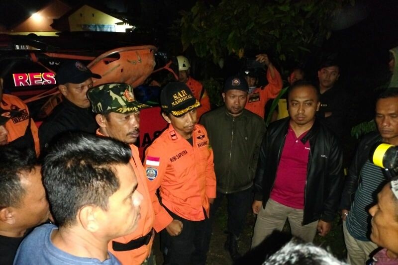 Petugas SAR mengevakuasi anggota komunitas motor yang dilaporkan tersesat di area hutan Banjo Loweh, Kabupaten Limapuluh Kota, Provinsi Sumatera Barat, Senin